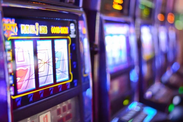 Wolf Gold slot game interface on mobile phone